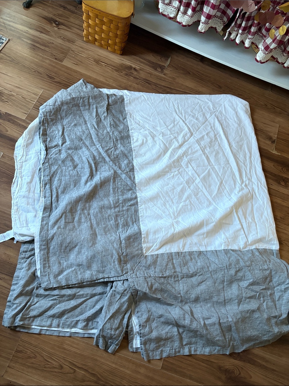 POTTERY BARN Linen 13in drop bed skirt